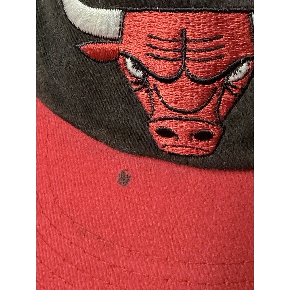 Vintage Chicago Bulls Snapback Official NBA Licensed Hat Black w/ Red‎ Bill